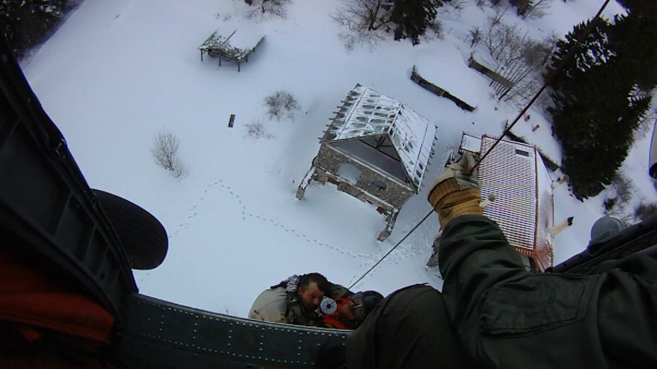 Ελικόπτερο απεγκλώβισε τρία άτομα από το όρος Δίρφη -Είχαν αποκλειστεί από το χιόνι [εικόνες] | iefimerida.gr 0