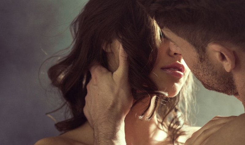 Γιατί όταν φιλιόμαστε γέρνουμε το κεφάλι μας δεξιά; [εικόνες] | iefimerida.gr 1