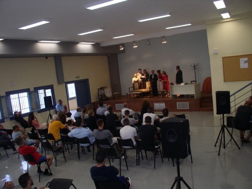 «Καραγκιόζη» και έναν «Εξυπνο βλάκα» απόλαυσαν οι κρατούμενοι δύο φυλακών [εικόνες]  | iefimerida.gr 1