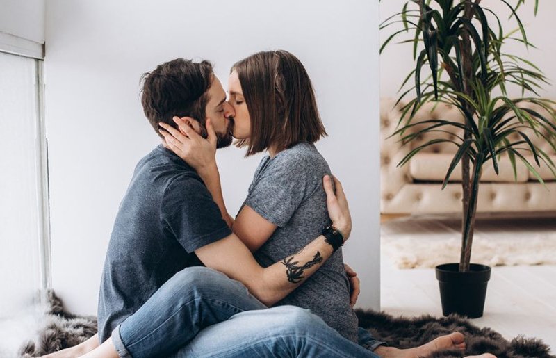 Γιατί όταν φιλιόμαστε γέρνουμε το κεφάλι μας δεξιά; [εικόνες] | iefimerida.gr 0