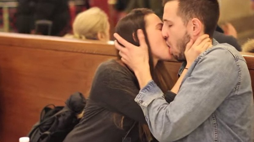 Φοβερό πείραμα: Πως θα αντιδρούσατε αν κάποια άγνωστη σας έδινε ένα καυτό φιλί στο δρόμο; [εικόνες & βίντεο] | iefimerida.gr 5