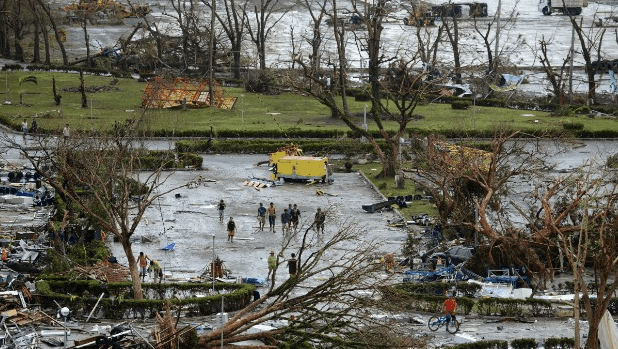 Εικόνες βιβλικής καταστροφής στις Φιλιππίνες -Πάνω από 10.000 νεκροί -Ψάχνουν στα συντρίμμια για μία ελπίδα [εικόνες+βίντεο] | iefimerida.gr 9