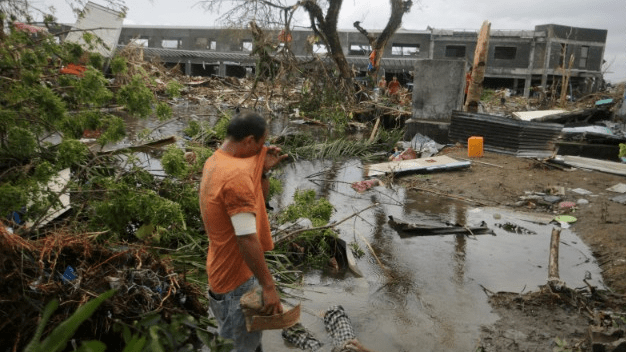 Εικόνες βιβλικής καταστροφής στις Φιλιππίνες -Πάνω από 10.000 νεκροί -Ψάχνουν στα συντρίμμια για μία ελπίδα [εικόνες+βίντεο] | iefimerida.gr 11