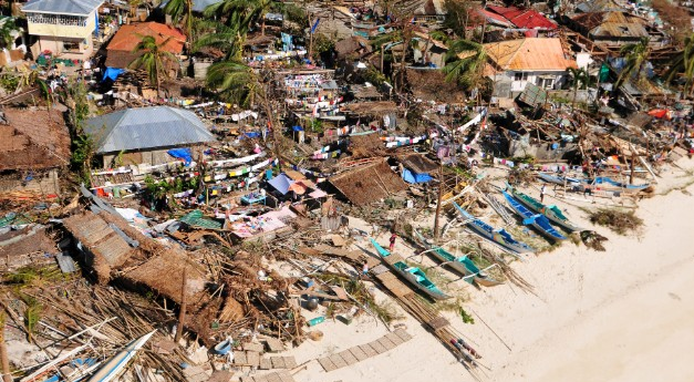 Εικόνες βιβλικής καταστροφής στις Φιλιππίνες -Πάνω από 10.000 νεκροί -Ψάχνουν στα συντρίμμια για μία ελπίδα [εικόνες+βίντεο] | iefimerida.gr 12