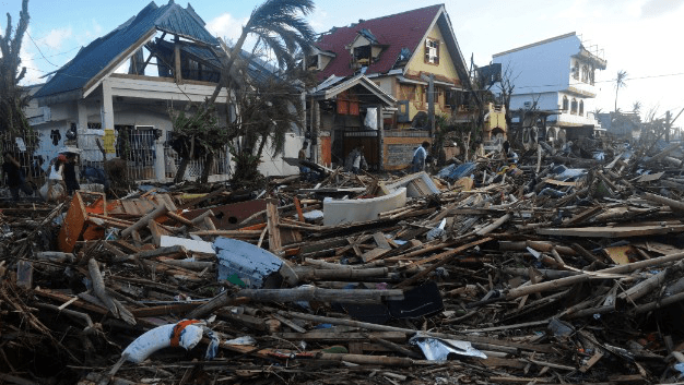 Εικόνες βιβλικής καταστροφής στις Φιλιππίνες -Πάνω από 10.000 νεκροί -Ψάχνουν στα συντρίμμια για μία ελπίδα [εικόνες+βίντεο] | iefimerida.gr 16