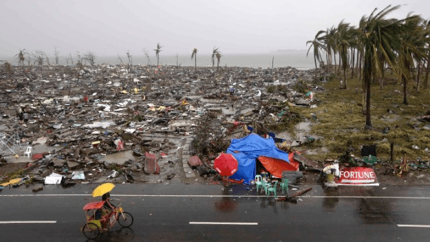 Εικόνες βιβλικής καταστροφής στις Φιλιππίνες -Πάνω από 10.000 νεκροί -Ψάχνουν στα συντρίμμια για μία ελπίδα [εικόνες+βίντεο] | iefimerida.gr 0
