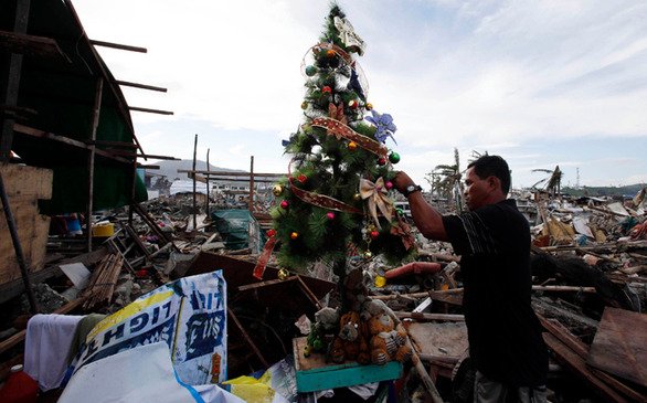 Συγκινητικές εικόνες από τις ισοπεδωμένες Φιλιππίνες-Στολίζουν στα συντρίμμια χριστουγεννιάτικο δέντρο [εικόνες] | iefimerida.gr 0