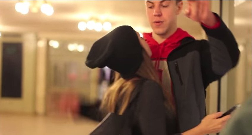 Φοβερό πείραμα: Πως θα αντιδρούσατε αν κάποια άγνωστη σας έδινε ένα καυτό φιλί στο δρόμο; [εικόνες & βίντεο] | iefimerida.gr 0