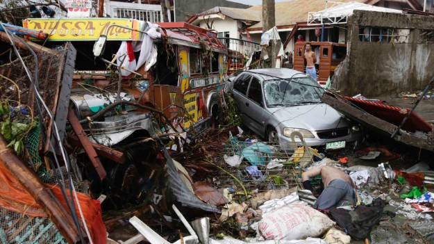 Εικόνες βιβλικής καταστροφής στις Φιλιππίνες -Πάνω από 10.000 νεκροί -Ψάχνουν στα συντρίμμια για μία ελπίδα [εικόνες+βίντεο] | iefimerida.gr 1