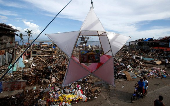 Συγκινητικές εικόνες από τις ισοπεδωμένες Φιλιππίνες-Στολίζουν στα συντρίμμια χριστουγεννιάτικο δέντρο [εικόνες] | iefimerida.gr 1