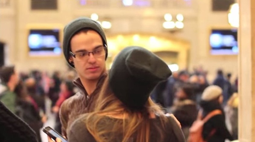 Φοβερό πείραμα: Πως θα αντιδρούσατε αν κάποια άγνωστη σας έδινε ένα καυτό φιλί στο δρόμο; [εικόνες & βίντεο] | iefimerida.gr 1