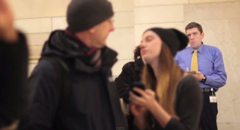 Φοβερό πείραμα: Πως θα αντιδρούσατε αν κάποια άγνωστη σας έδινε ένα καυτό φιλί στο δρόμο; [εικόνες & βίντεο] | iefimerida.gr 2