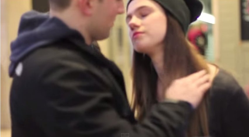 Φοβερό πείραμα: Πως θα αντιδρούσατε αν κάποια άγνωστη σας έδινε ένα καυτό φιλί στο δρόμο; [εικόνες & βίντεο] | iefimerida.gr 4