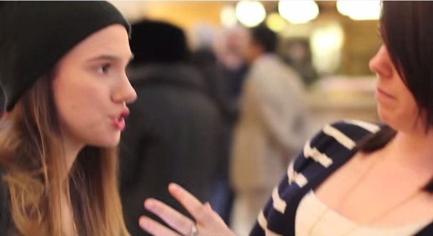 Φοβερό πείραμα: Πως θα αντιδρούσατε αν κάποια άγνωστη σας έδινε ένα καυτό φιλί στο δρόμο; [εικόνες & βίντεο] | iefimerida.gr 3