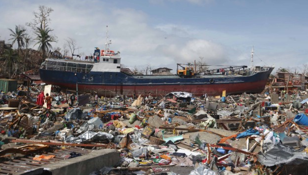 Εικόνες βιβλικής καταστροφής στις Φιλιππίνες -Πάνω από 10.000 νεκροί -Ψάχνουν στα συντρίμμια για μία ελπίδα [εικόνες+βίντεο] | iefimerida.gr 6