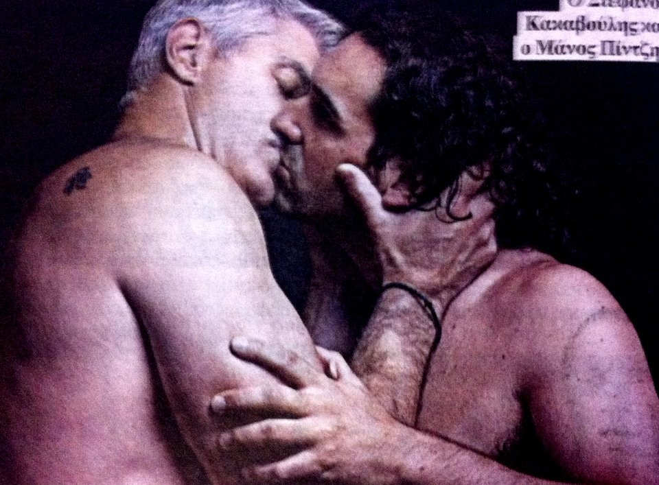 Το φιλί στο στόμα δύο ανδρών ηθοποιών «ταρακουνά» την Αθήνα [εικόνες] | iefimerida.gr 0