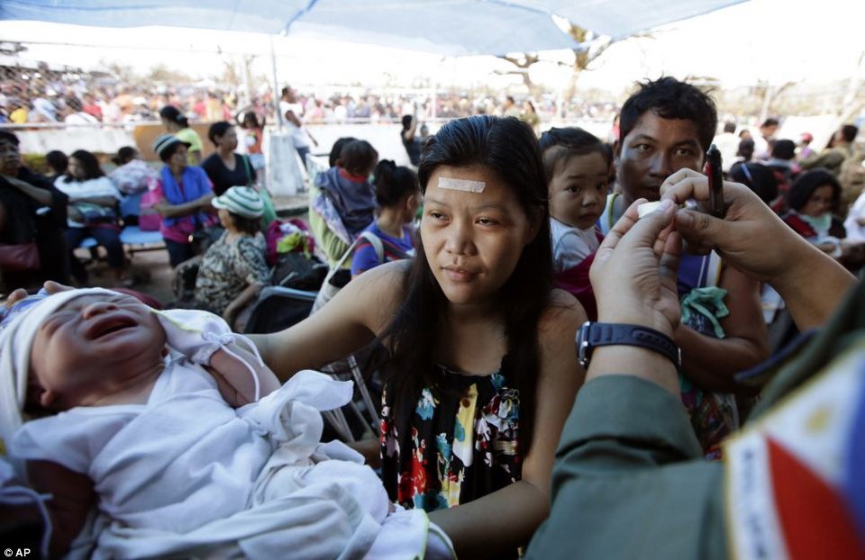 Συγκλονιστικές ιστορίες από το μοναδικό μαιευτήριο που επιβίωσε στις Φιλιππίνες – Πως κρατούν τα νεογέννητα στη ζωή [εικόνες]  | iefimerida.gr 1