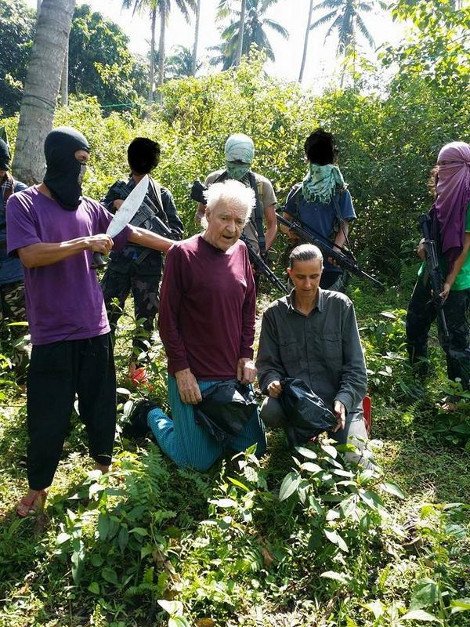 Νέος τρόμος από τις Φιλιππίνες: Ισλαμιστές απειλούν να αποκεφαλίσουν με χαντζάρα Γερμανό όμηρο [εικόνες] | iefimerida.gr 2