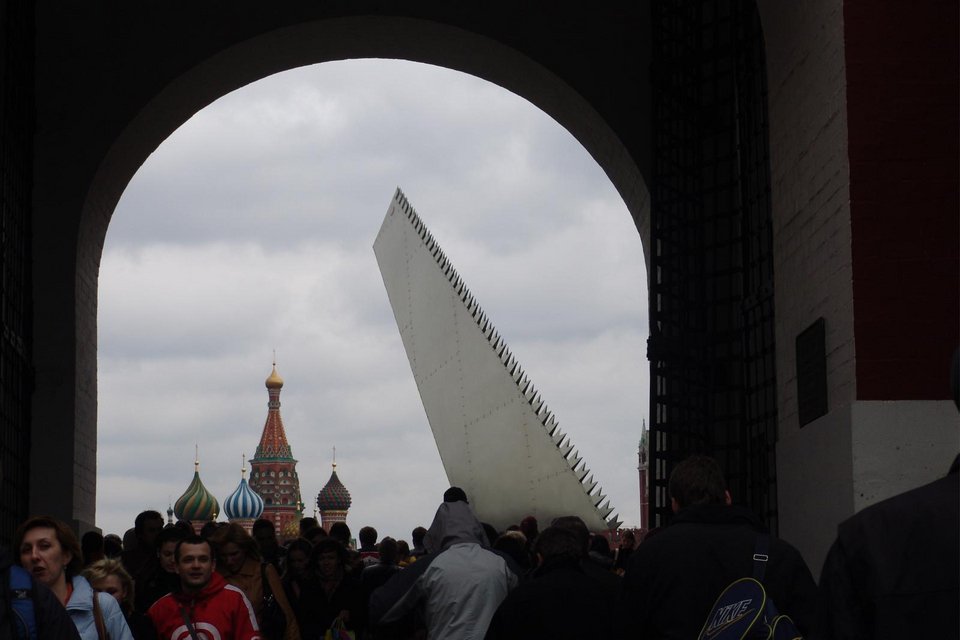 Θεσσαλονίκη: Ρώσοι καλλιτέχνες σχολιάζουν με έργα τους την πολιτική επικαιρότητα [εικόνες]  | iefimerida.gr 0