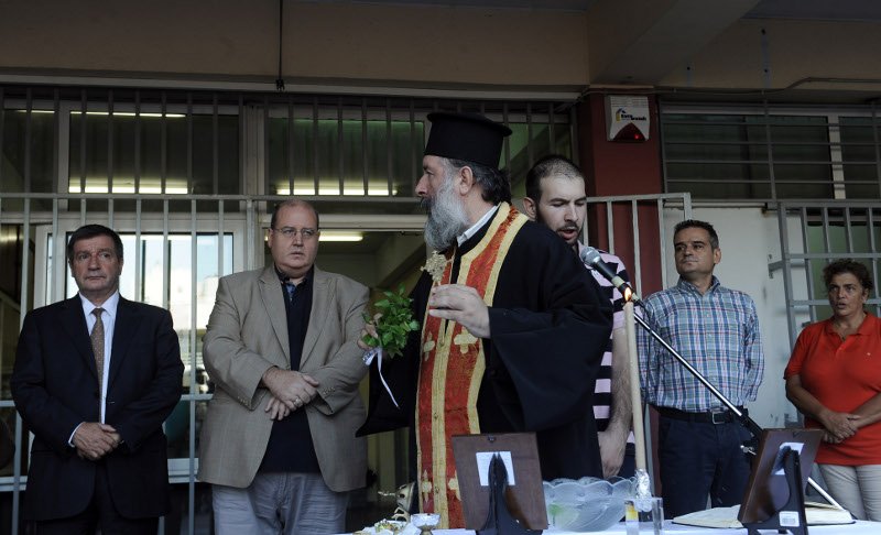 Φίλης στον αγιασμό: Το σχολείο της ισότητας δεν κάνει διακρίσεις καταγωγής, φύλου και ηλικίας | iefimerida.gr 0