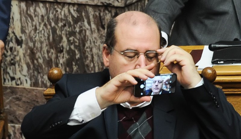 Οι selfies του Φίλη -Το παρολίγον «ατύχημα» με τα γυαλιά [εικόνες] | iefimerida.gr 2