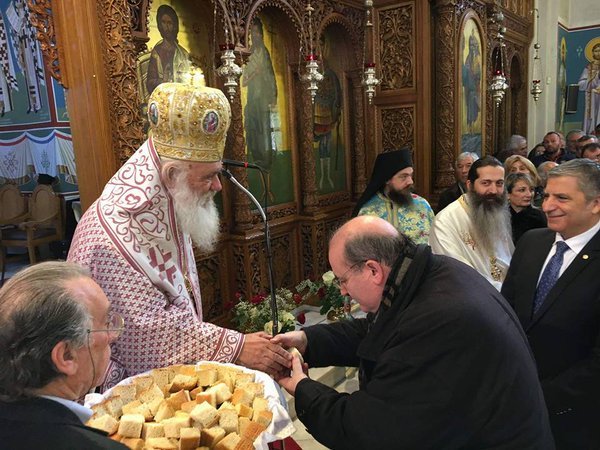 Το απίστευτο βλέμμα ιερέα στον Νίκο Φίλη που σκύβει να φιλήσει το χέρι του Αρχιεπισκόπου [εικόνα] | iefimerida.gr 0