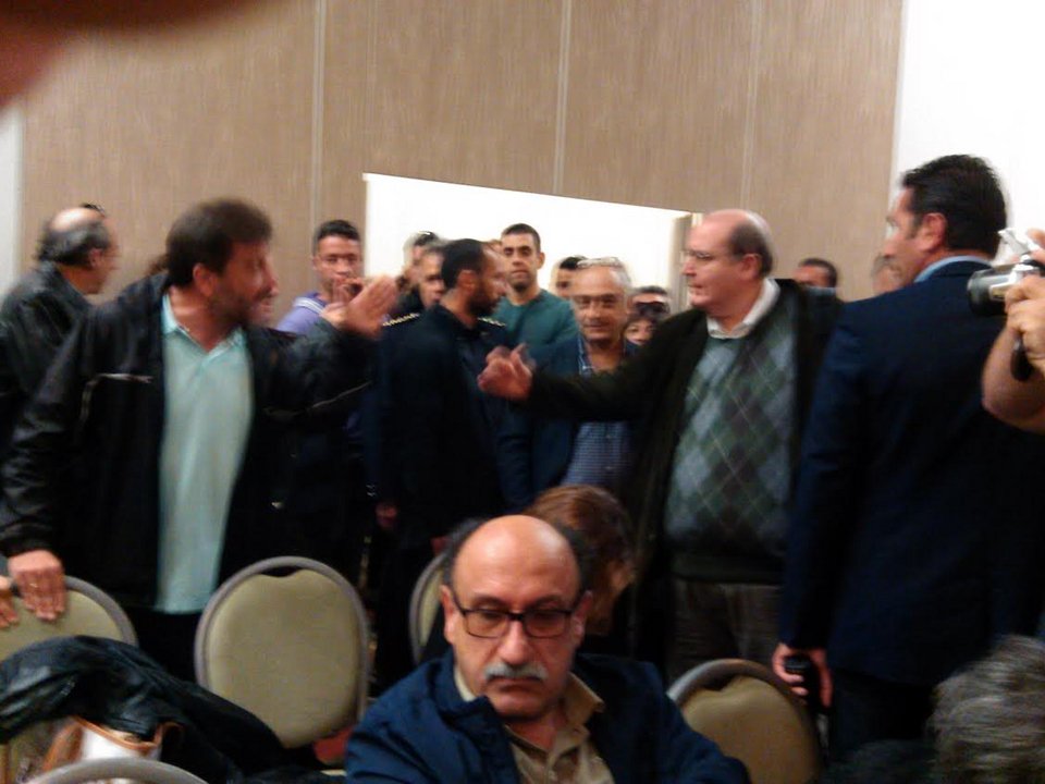 Την «έπεσαν» στον Φίλη στα Χανιά: «Είσαι ανεπιθύμητος» φώναξαν καθηγητές και μαθητές [εικόνες] | iefimerida.gr 0