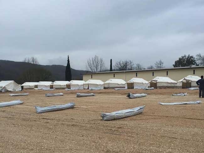 Πρέβεζα: Εφτασαν τα 5 πρώτα λεωφορεία με πρόσφυγες στο στρατόπεδο «Πετροπουλάκη» [εικόνα] | iefimerida.gr 0