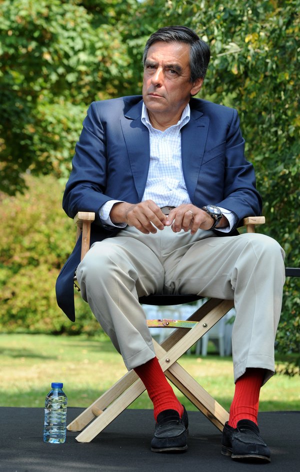 Το στιλ Φιγιόν -Γιακάς Μάο, άψογα κοστούμια, αέρας παραδοσιακής Δεξιάς [εικόνες] | iefimerida.gr 3