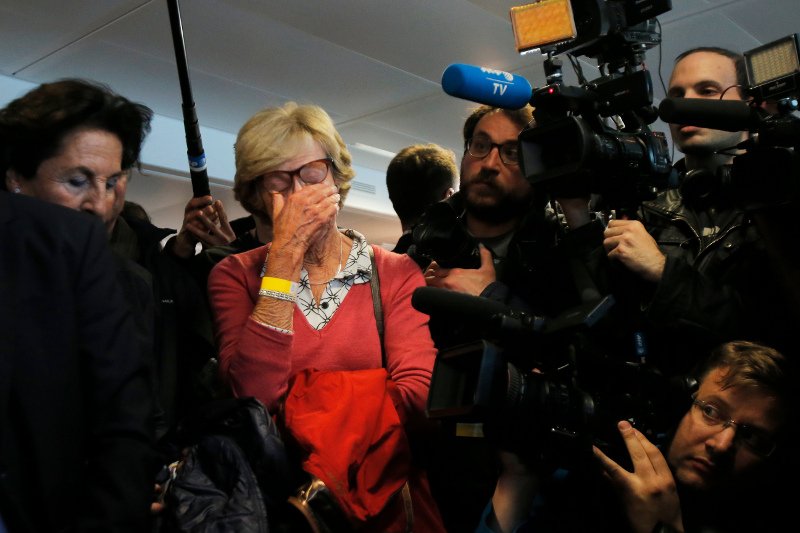 Πανηγυρισμοί στα στρατόπεδα Μακρόν και Λεπέν -Συνθήματα και η Μασσαλιώτιδα [βίντεο] | iefimerida.gr 2