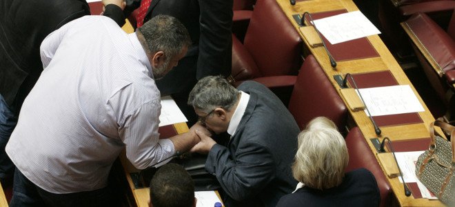 Η στιγμή που ο Μιχαλολιάκος σκύβει και φιλάει το χέρι του Κουκούτση – Παρακολουθούσαν Ζαρούλια και Κασιδιάρης [εικόνα] | iefimerida.gr 0