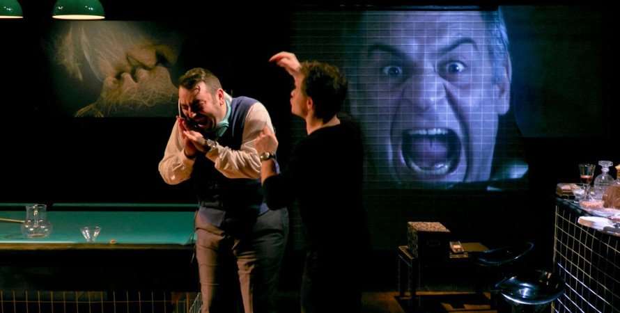 Ανύπαρκτοι φίλοι - Κάνουν αποκριάτικο πάρτι για το κοινό και κερνάνε κρασί [εικόνες] | iefimerida.gr 0