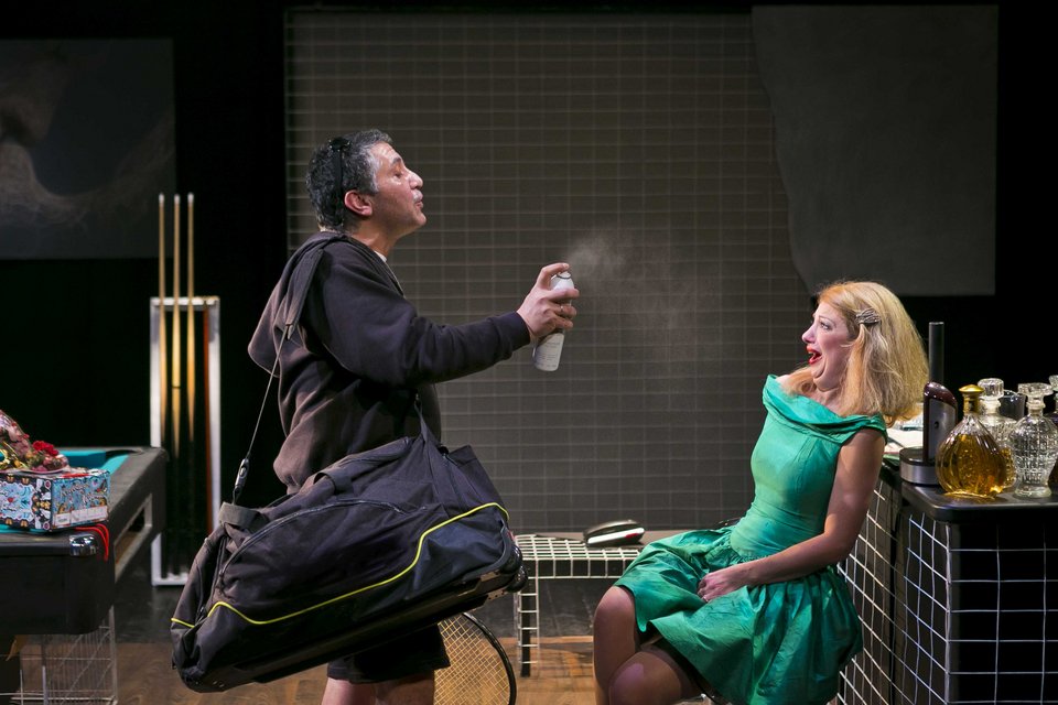 Ανύπαρκτοι φίλοι - Κάνουν αποκριάτικο πάρτι για το κοινό και κερνάνε κρασί [εικόνες] | iefimerida.gr 1