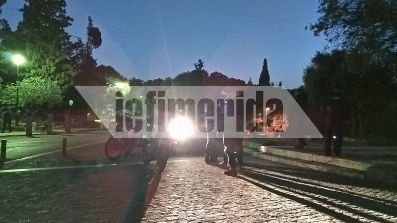 Μετά τα πολλά κρούσματα επιθέσεων και ληστειών έστειλαν ομάδα ΔΙΑΣ για περιπολίες και ελέγχους στου Φιλοπάππου [εικόνες & βίντεο] | iefimerida.gr 3