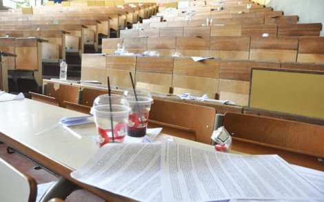 Βρόμα και δυσωδία στη Φιλοσοφική Αθηνών: Αμφιθέατρα-χωματερές και διάδρομοι γεμάτοι με σκουπίδια [εικόνες] | iefimerida.gr 1