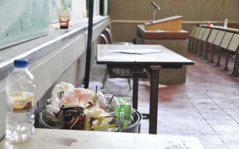 Βρόμα και δυσωδία στη Φιλοσοφική Αθηνών: Αμφιθέατρα-χωματερές και διάδρομοι γεμάτοι με σκουπίδια [εικόνες] | iefimerida.gr 2