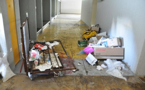 Βρόμα και δυσωδία στη Φιλοσοφική Αθηνών: Αμφιθέατρα-χωματερές και διάδρομοι γεμάτοι με σκουπίδια [εικόνες] | iefimerida.gr 4