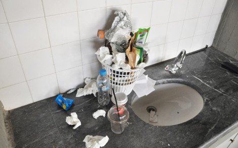 Βρόμα και δυσωδία στη Φιλοσοφική Αθηνών: Αμφιθέατρα-χωματερές και διάδρομοι γεμάτοι με σκουπίδια [εικόνες] | iefimerida.gr 3