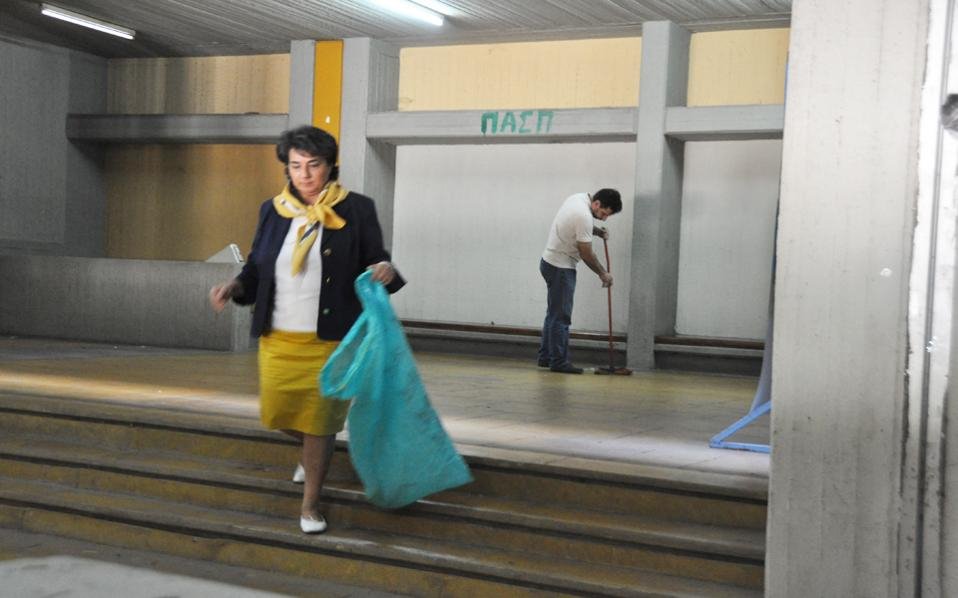 Βρόμα και δυσωδία στη Φιλοσοφική Αθηνών: Αμφιθέατρα-χωματερές και διάδρομοι γεμάτοι με σκουπίδια [εικόνες] | iefimerida.gr 5