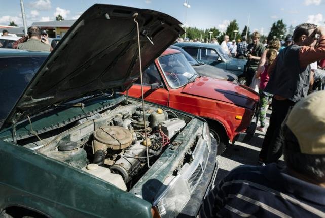 Μια διαφορετική δημοπρασία -Τα σοβιετικά ρετρό αυτοκίνητα που χρησιμοποιούν οι πρόσφυγες για να περάσουν στη Φινλανδία [εικόνες] | iefimerida.gr 2
