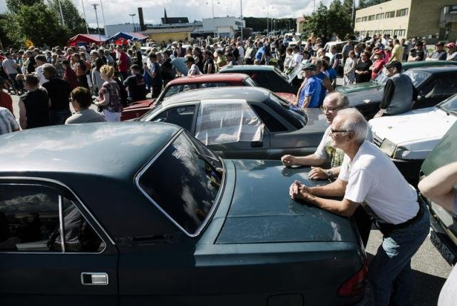 Μια διαφορετική δημοπρασία -Τα σοβιετικά ρετρό αυτοκίνητα που χρησιμοποιούν οι πρόσφυγες για να περάσουν στη Φινλανδία [εικόνες] | iefimerida.gr 3