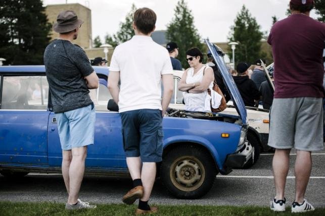 Μια διαφορετική δημοπρασία -Τα σοβιετικά ρετρό αυτοκίνητα που χρησιμοποιούν οι πρόσφυγες για να περάσουν στη Φινλανδία [εικόνες] | iefimerida.gr 4