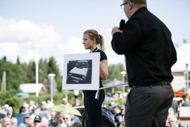 Μια διαφορετική δημοπρασία -Τα σοβιετικά ρετρό αυτοκίνητα που χρησιμοποιούν οι πρόσφυγες για να περάσουν στη Φινλανδία [εικόνες] | iefimerida.gr 0