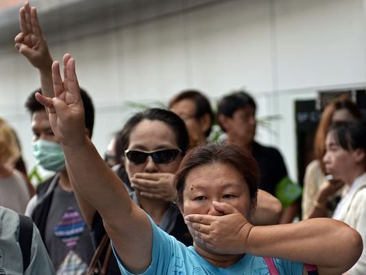Μια χειρονομία χίλιες λέξεις -Ταϊλανδοί υψώνουν τρία δάχτυλα κατά της χούντας [εικόνες] | iefimerida.gr 2
