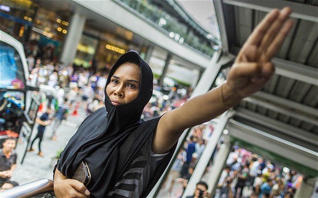 Μια χειρονομία χίλιες λέξεις -Ταϊλανδοί υψώνουν τρία δάχτυλα κατά της χούντας [εικόνες] | iefimerida.gr 3