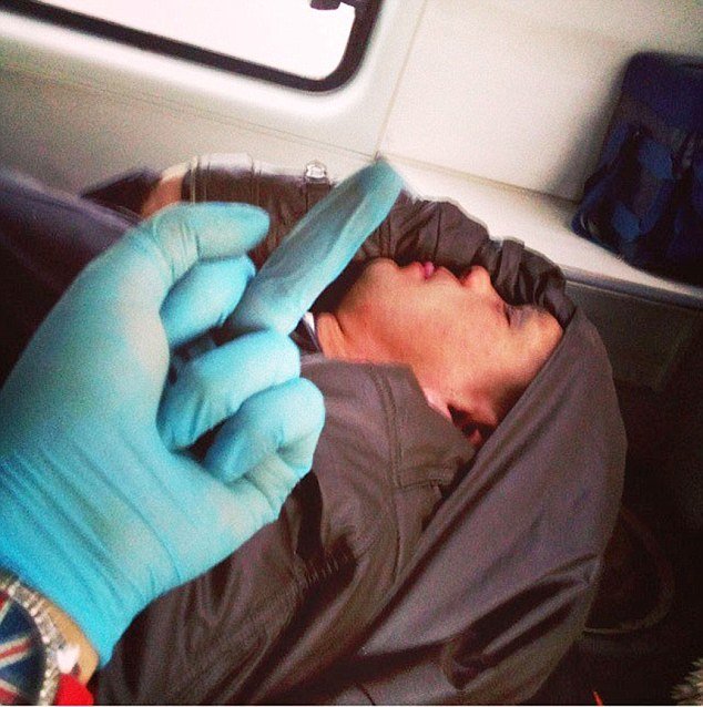 Τραγική τραυματιοφορέας -Εβγαζε selfies με βαριά τραυματίες κάνοντας άσεμνες χειρονομίες [εικόνες & βίντεο] | iefimerida.gr 0