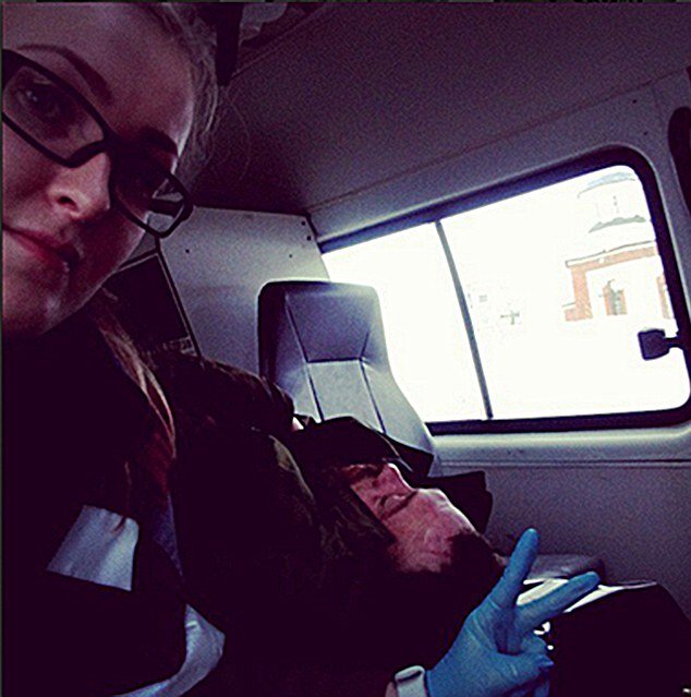 Τραγική τραυματιοφορέας -Εβγαζε selfies με βαριά τραυματίες κάνοντας άσεμνες χειρονομίες [εικόνες & βίντεο] | iefimerida.gr 1