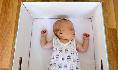 Γιατί όλα τα μωρά στη Φινλανδία κοιμούνται σε χάρτινα κρεβάτια; Τι κρύβεται πίσω από το μυστήριο [εικόνες] | iefimerida.gr 2