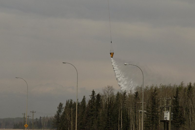 Πύρινη λαίλαπα στο δυτικό Καναδά -Δεκάδες χιλιάδες εγκατέλειψαν τα σπίτια τους [εικόνες & βίντεο]  | iefimerida.gr 6