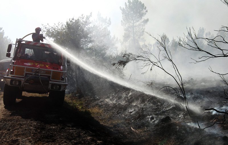 Γαλλία: Πύρινη λαίλαπα αποτεφρώνει δάση στη Ριβιέρα και την Κορσική [βίντεο]  | iefimerida.gr 1